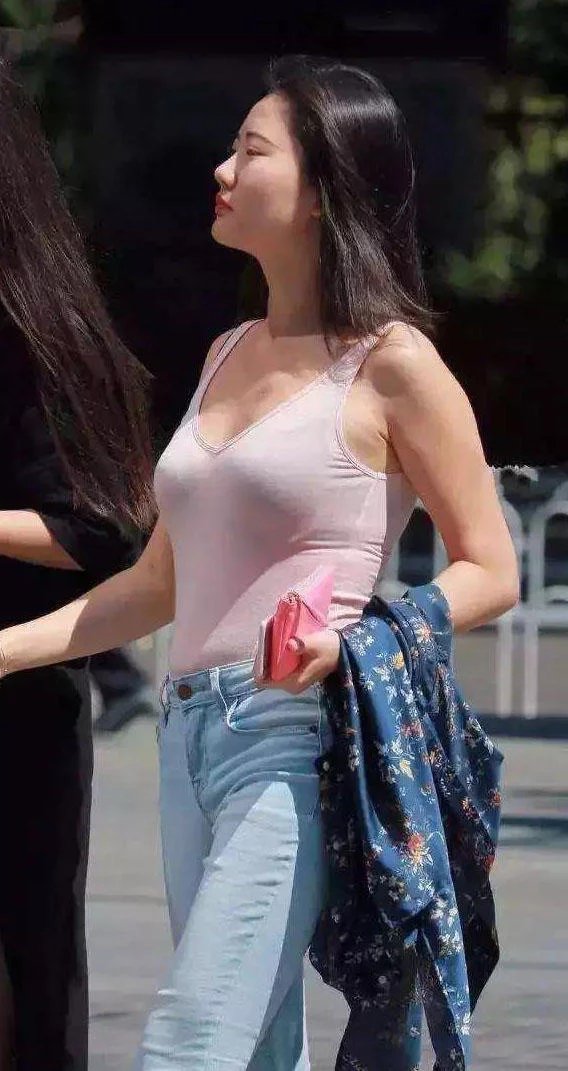 性感微胖熟女贴身透明小背心，丰满上围若隐若现