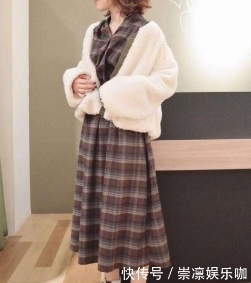 『色马丁靴』小白鞋过时了!今年早春“回头率最高”的3款鞋,时髦显高又好穿