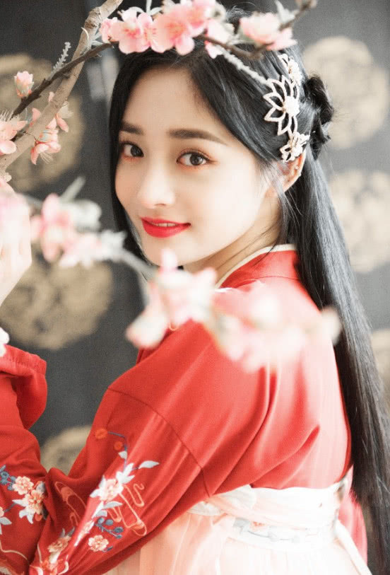 鞠婧祎掀起刘海，周洁琼掀起刘海，她掀起刘海儿，网友：快放下