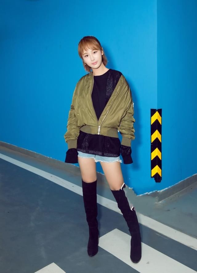 杨紫又瘦了！牛仔裙穿出新高度，网友：还要套条短裤才能固定住！