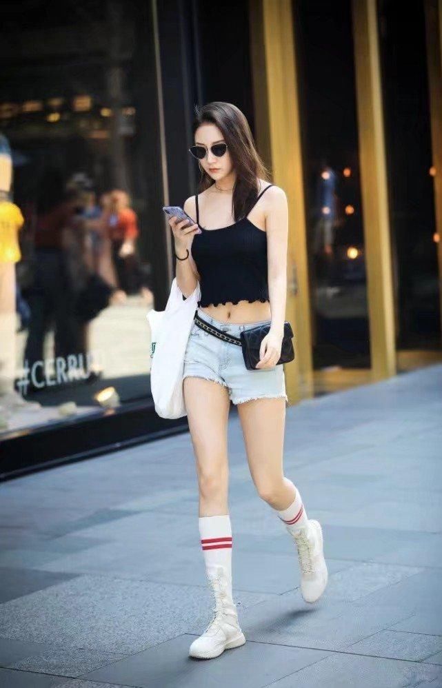 街拍:身材好就喜欢穿紧身的衣服,美女们用实际行动证明