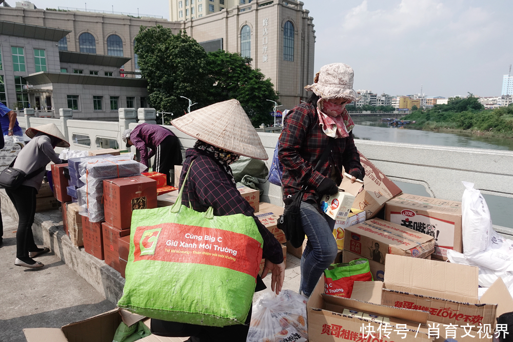 中越交界的东兴口岸，越南妇女把中国货品拆散运出，像蚂蚁搬家