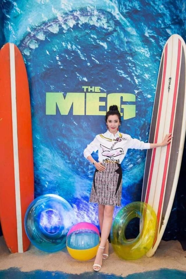 李冰冰一改往日成熟女人形象，穿条纹衫搭配碎花半裙秒变18岁！