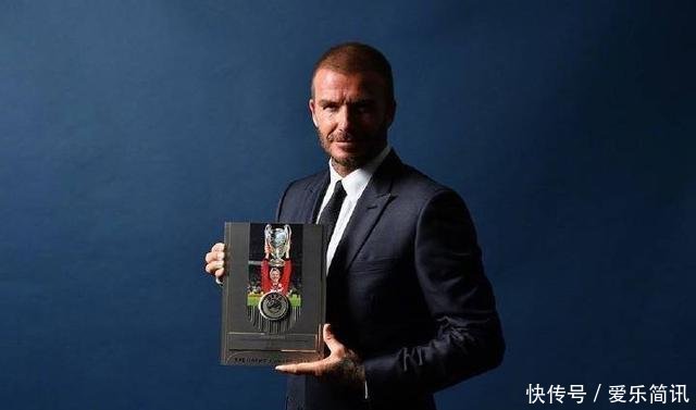 辣妹维多利亚陪老公领奖，穿高跟鞋的脚成功抢镜，网友看着都疼