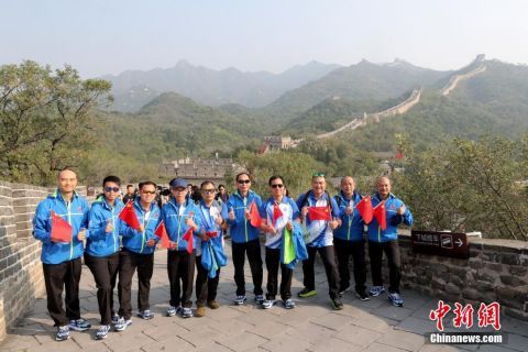  【警长】香港警队代表登长城 ＂光头警长＂长城上奔跑