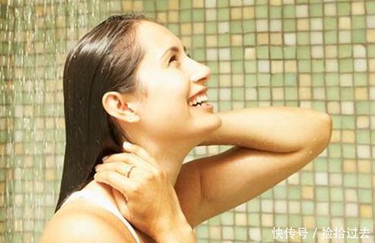 【早上洗头还】早上洗头和晚上洗头,哪个更健康多久洗一次头发最好