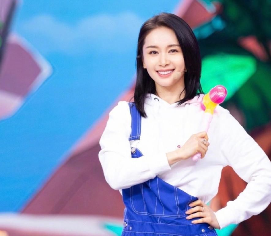 王子文:真的被王子美到了,一袭锁骨发型搭配衬衫连衣裙,美成小仙女模样