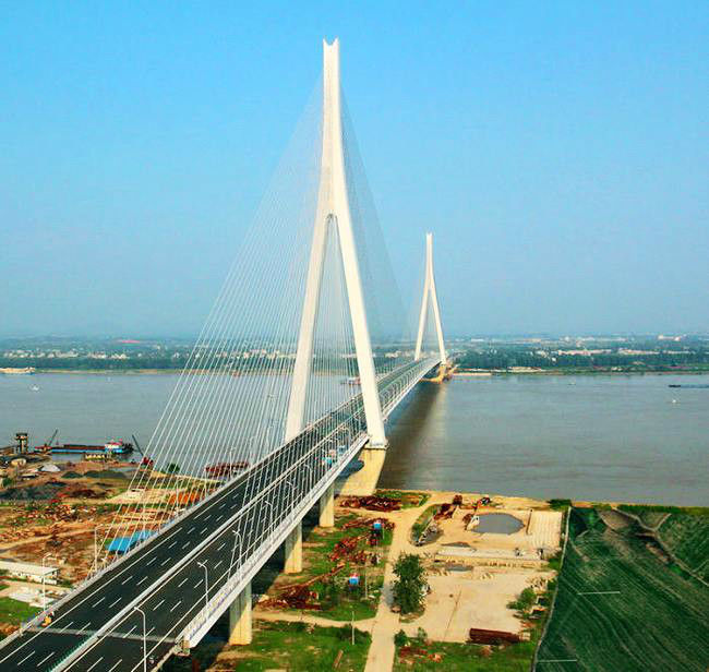 世界上最著名的十座斜拉桥中，中国占了八座。
