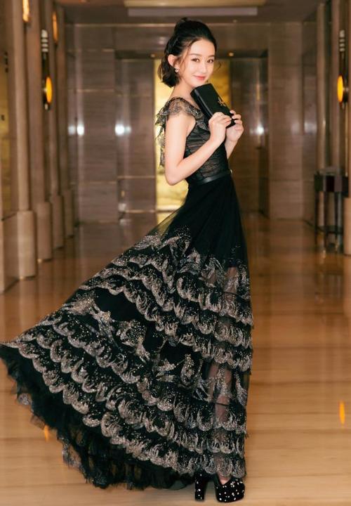 赵丽颖挂了两条巨型“泡面”在裙子上，网友：这腰才是真的腰啊！