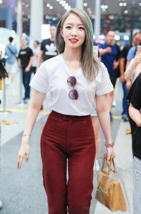 孟美岐的隐形鞋简直绝了，只用一个“点”就撑起了12厘米高跟!