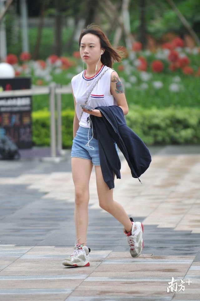 夏日，广东街头小姐姐的纹身酷到没朋友