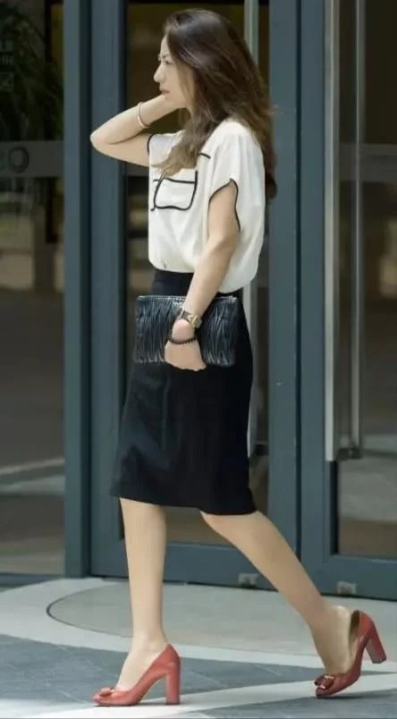 小姐姐黑色职业裙搭配红色高跟鞋，很时尚好看又显干练的优雅气质