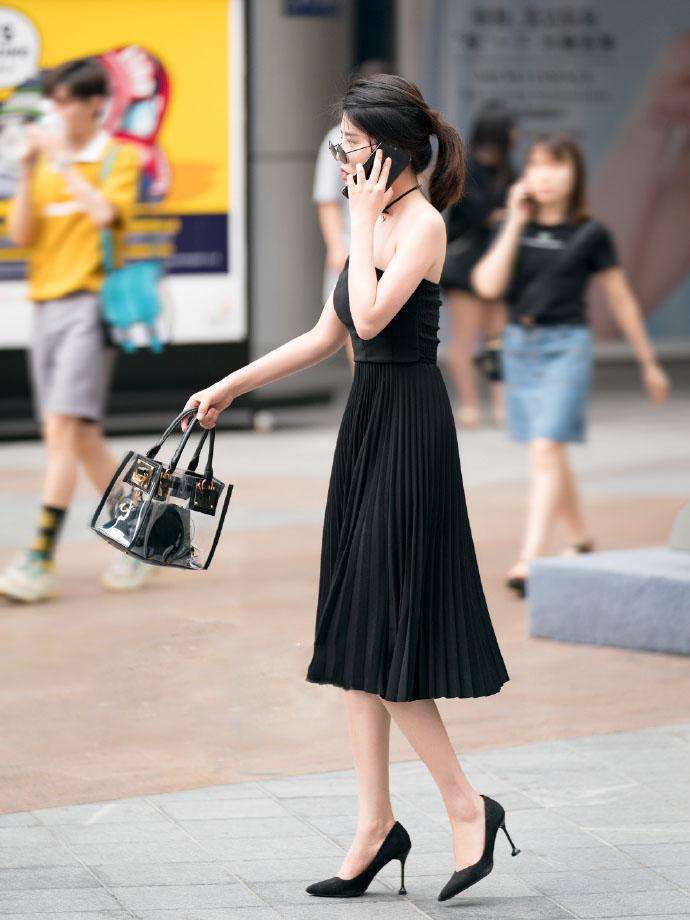 街拍：镜头下的女郎，第三个清纯文雅，文静的姑娘你喜欢吗?