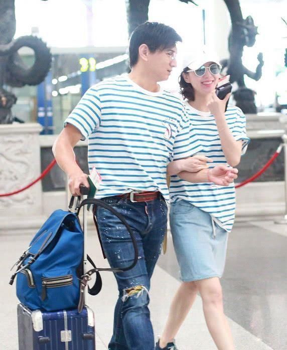 吴奇隆夫妇穿情侣装，两人小腿竟然一样粗，说她练芭蕾我信了