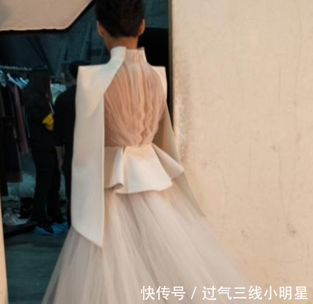 宁静不得了！仅仅一条深V领长裙就暴露了她的好身材，性感又惊艳