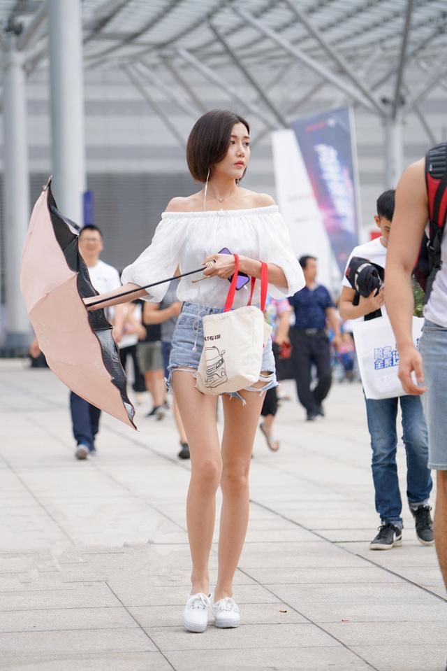 街拍，小热裤瞬间露出大长腿，够短，够酷，够亮点的全都在这里