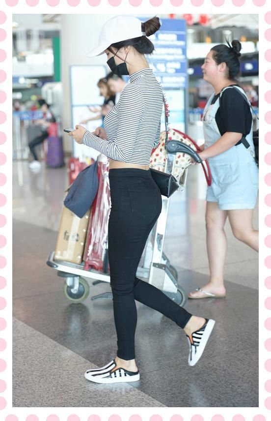 李菲儿真豪放!裙子这么短竟还剪个叉,网友质疑:敢不敢坐下?