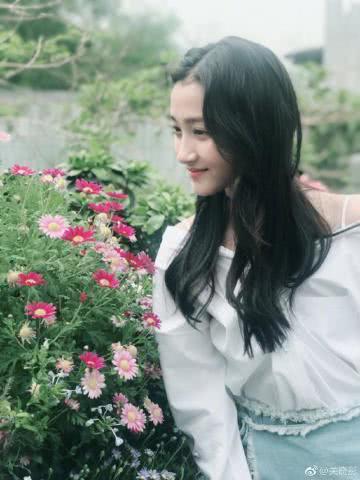 21岁关晓彤和26岁热巴同穿露肩装，一个美如女神，一个却像路人！