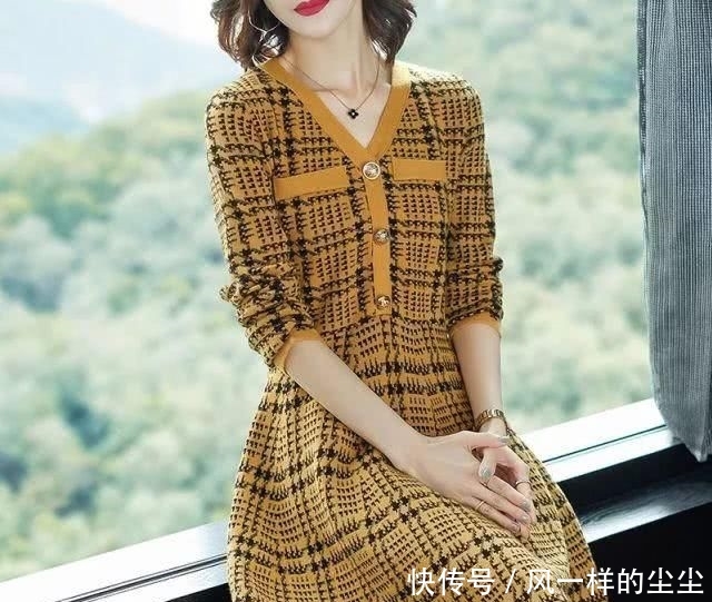  优雅：女人再美，别穿花枝招展！“小香风”春裙＋平鞋，衬得高雅又减龄