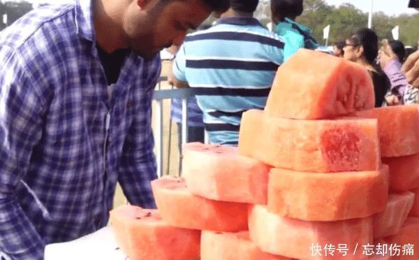 印度小哥花式卖瓜，200斤2小时被抢光，驴友：有实力！