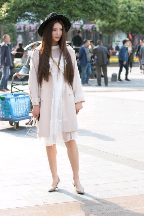 路人街拍，小姐姐穿露脐装配短裤青春而靓丽，漫画腿迷人！