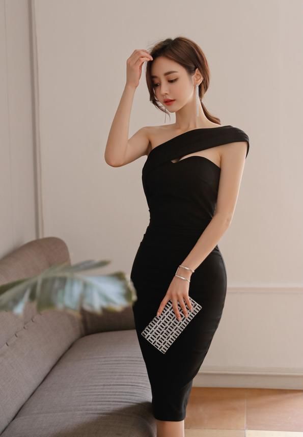 难得气质美女，身材样貌一流!