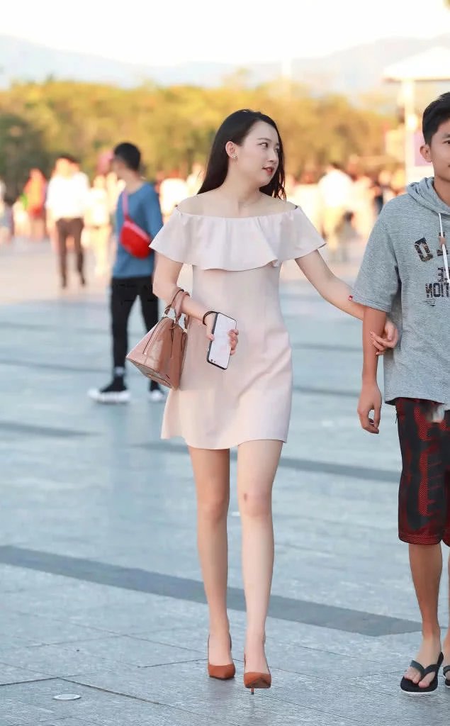 婴儿肥的小姐姐，身材却玲珑有致，居然给人一种小清新的感觉