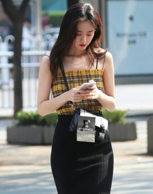  『气质』街拍：天生丽质的美女，一件浅灰色上衣配格子短裙，青春靓丽气质