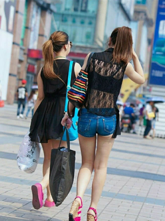 小姐姐透明小背心显露黑色抹胸，这身材让人无法抗拒