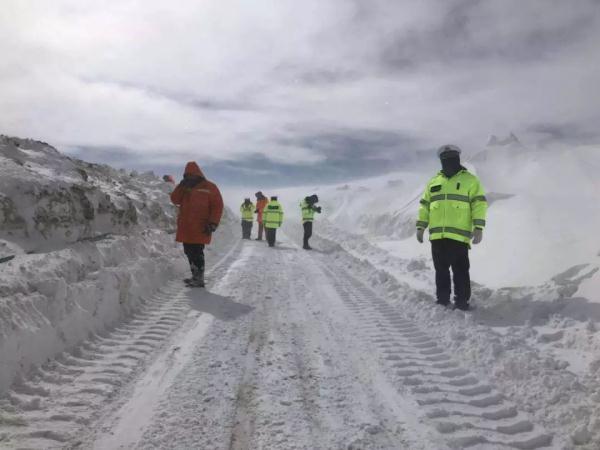 如同科幻大片！玛多境内高速公路积雪最深处达8米 汽车艰难通行