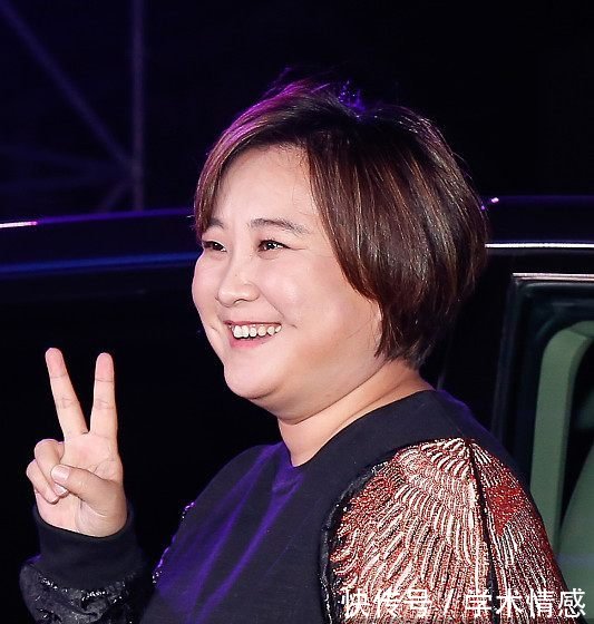 看了贾玲的这身搭配，男人也会怀疑人生，网友实在看不下去了