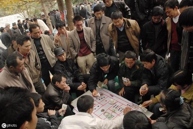 老农民交了一辈子公粮，还有另一大贡献，现在老了，怎么养老？