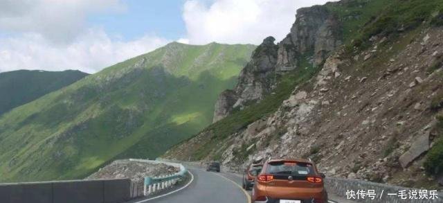 夜间开车上高速，应该开近光灯还是远光灯老司机别搞错了！