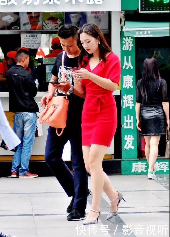 街拍:姿色迷人妩媚漂亮穿红裙的长发翘臀性感美女