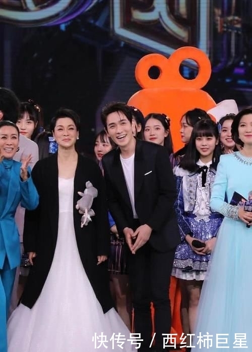 「融合」56岁毛阿敏罕见露面,穿衬衫+五分裤扮嫩走机场,无奈脸有点浮肿
