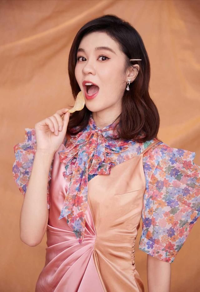  「郁可唯」郁可唯越来越有气质感，穿印花衬衫外面叠穿吊带连衣裙，美腻了