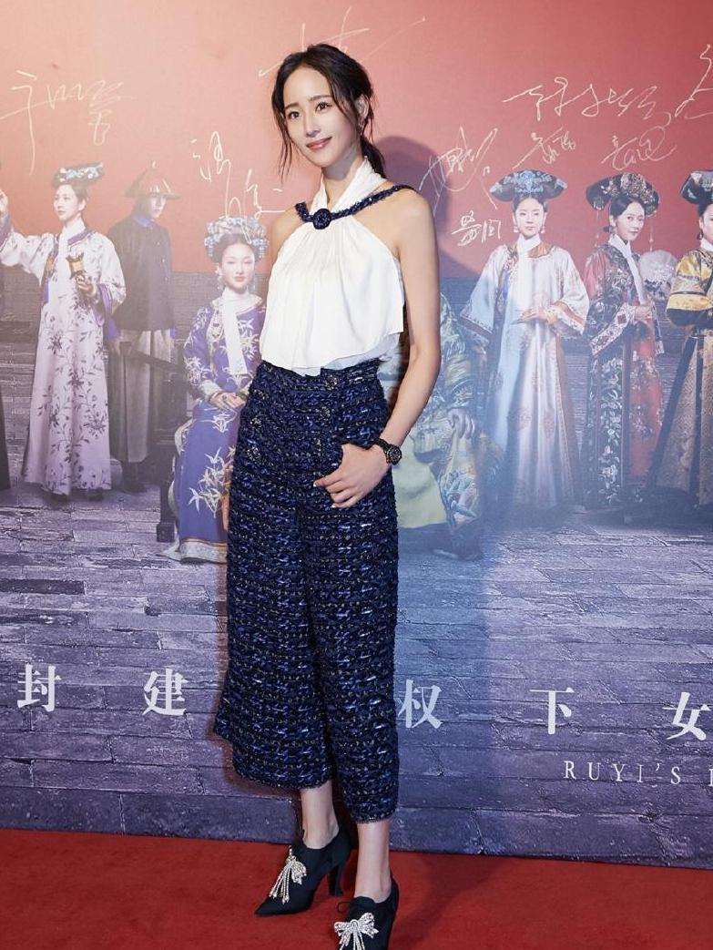 张钧甯真会穿, 交叉露肩上衣配阔腿裤, 造型风格越来越百变!