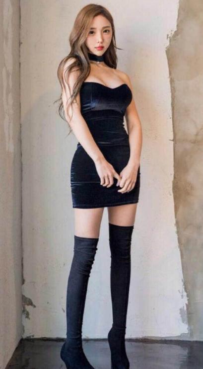 街拍：小姐姐的紧身衣尽显丰腴身材，气质优雅高贵