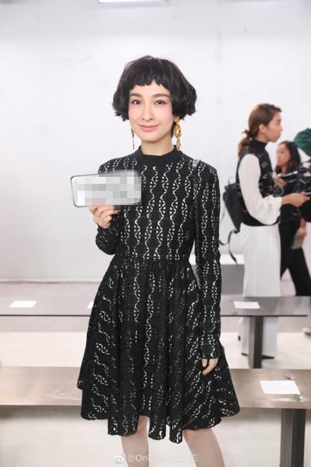 吴昕纽约时装周秀大长腿，气质短发像极了奥黛丽赫本
