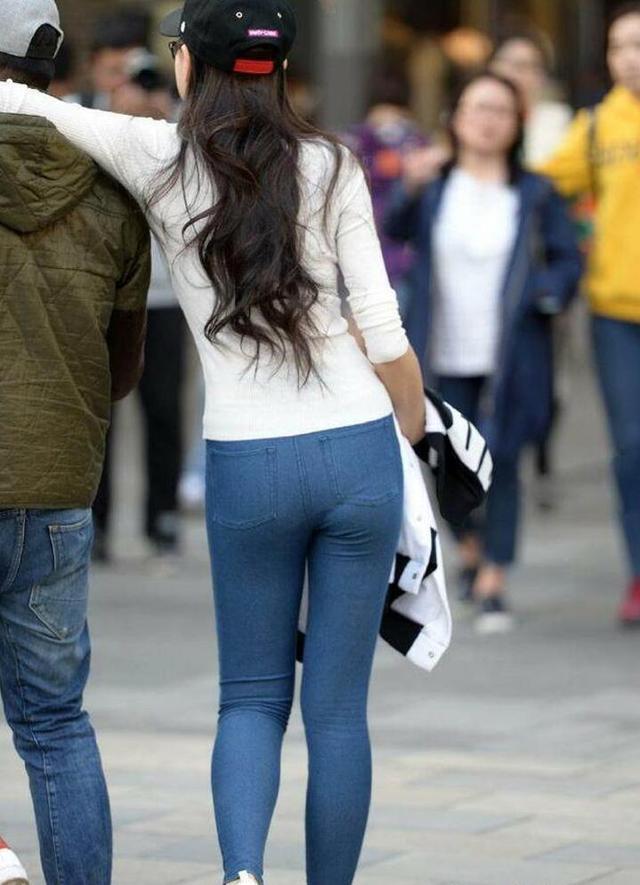 牛仔裤修身显高，身材的苗条展现的迷人又时尚