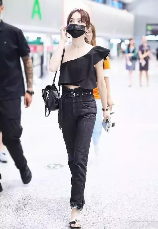 单看蔡依林这一身挺显高的,但遇上168张钧宁,就成了小短腿!