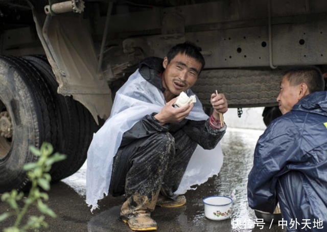  [农民]农民工吃午餐的照片，看完让人心酸，我再也不想浪费粮食