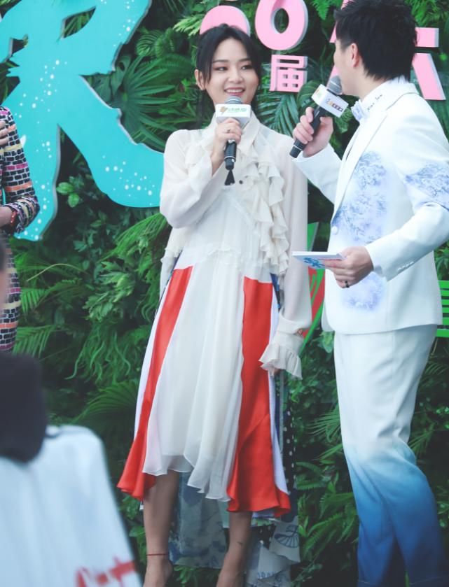  裙子上面@透明鞋已过期，“啫喱鞋”才是时髦精新宠，穿出雾气，看着就仙气