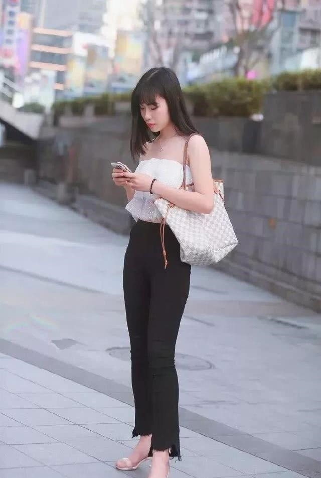  『美女』清新时尚给人清爽利落的感觉，行走间显满满的时尚活力气息