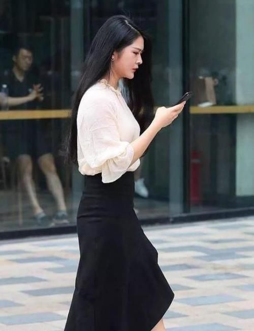  「面带微笑」街拍：面带微笑的美女，一件白色上衣配白色短裙，时尚美丽大方