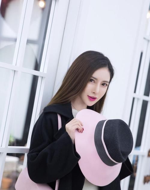  韵味|街拍: 穿牛仔裤的气质美女, 后面的旗袍姐姐也很有韵味