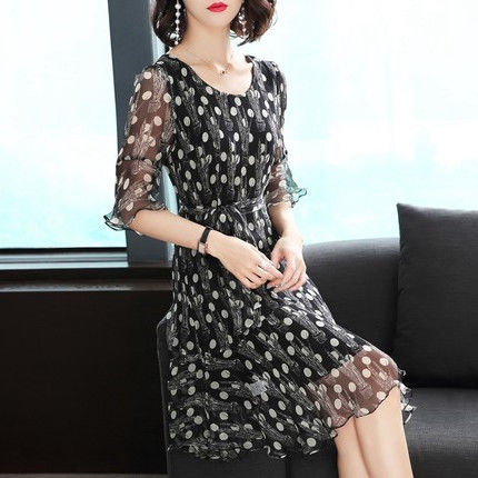 女人到了51岁，别穿太花哨!推荐多穿欧货“高雅”裙，洋气嫩美