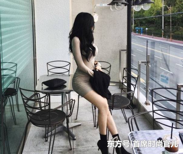 街拍：简约可爱的紧身裙美女，性感穿搭，皮肤白皙透亮