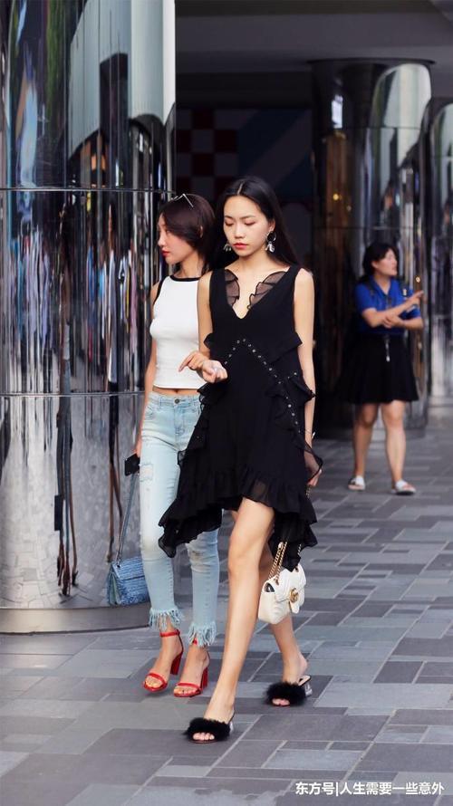 街拍路人，穿搭精致的丽人，亭亭玉立，悠闲漫步，尽显优雅魅力