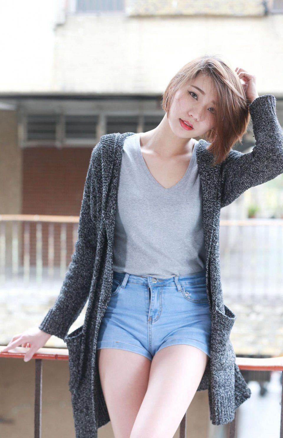 短发热裤美女，身姿丰腴，活力十足！